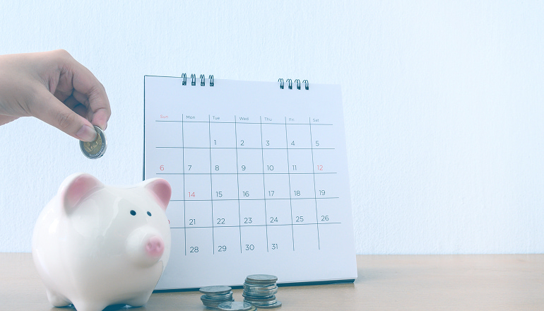 calendario con una hucha delante para saber cuanto se cobra por dia de rehabilitacion